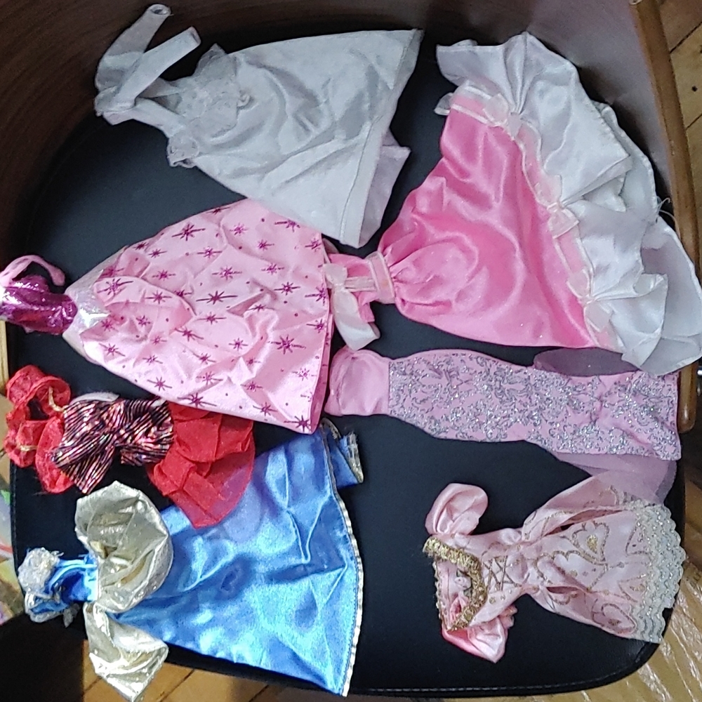 Lot of 7 Barbie princess dresses - Used condition